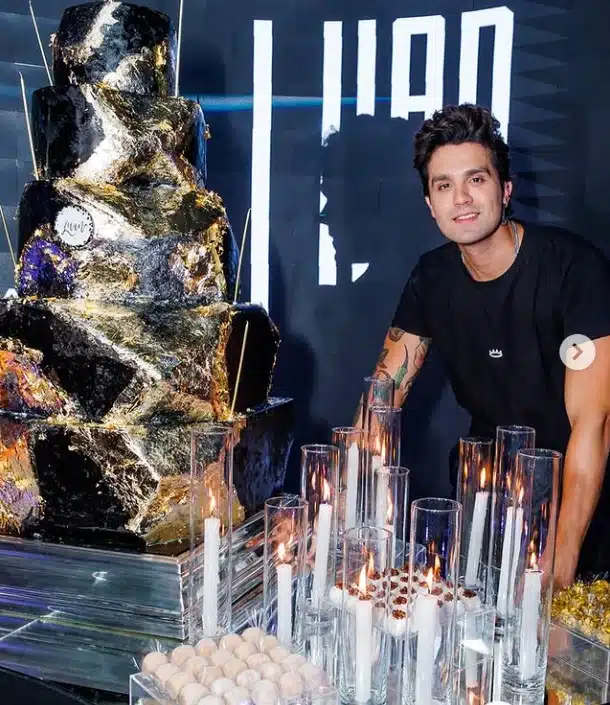 Luan Santana com seu bolo de aniversário gigante, Jade Magalhães esteve na festa