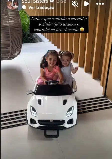 Filhas de Kaká no carrinho elétrico pela mansão