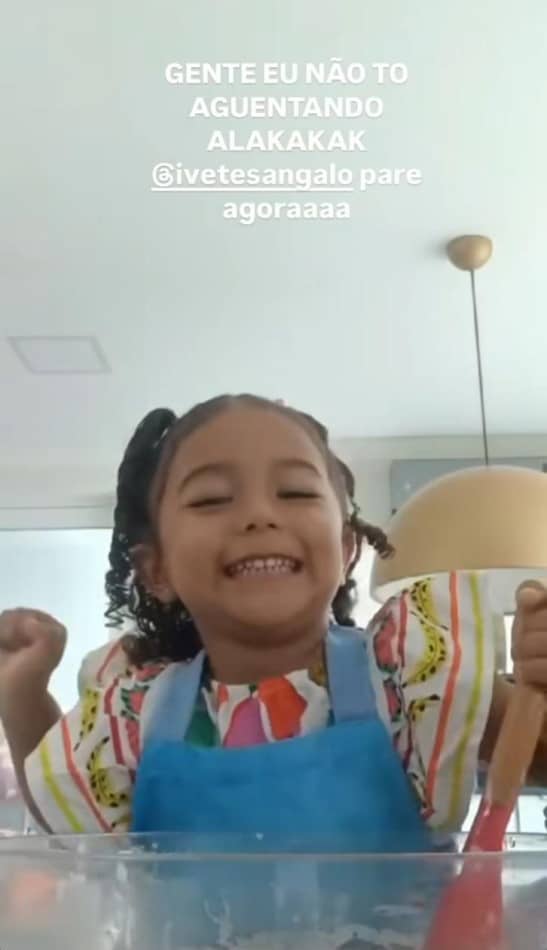 A filha de Lore e Léo Santana cozinhando ao som de Ivete Sangalo