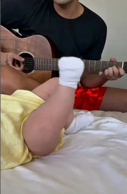 Luan Santana tocando violão para a filha