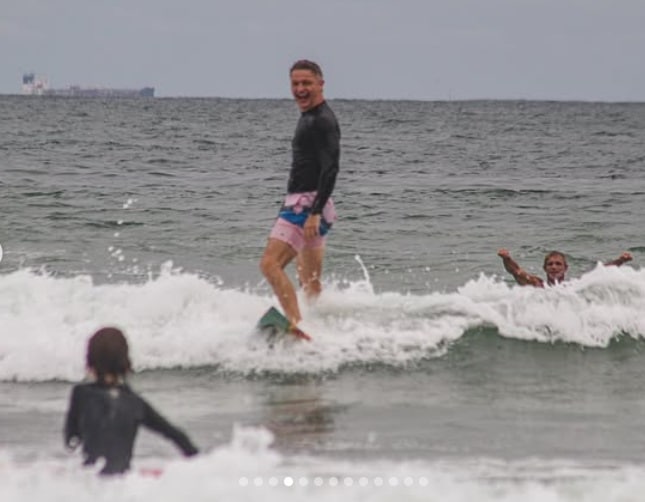 Lucas Lima surfando com o filho com Sandy