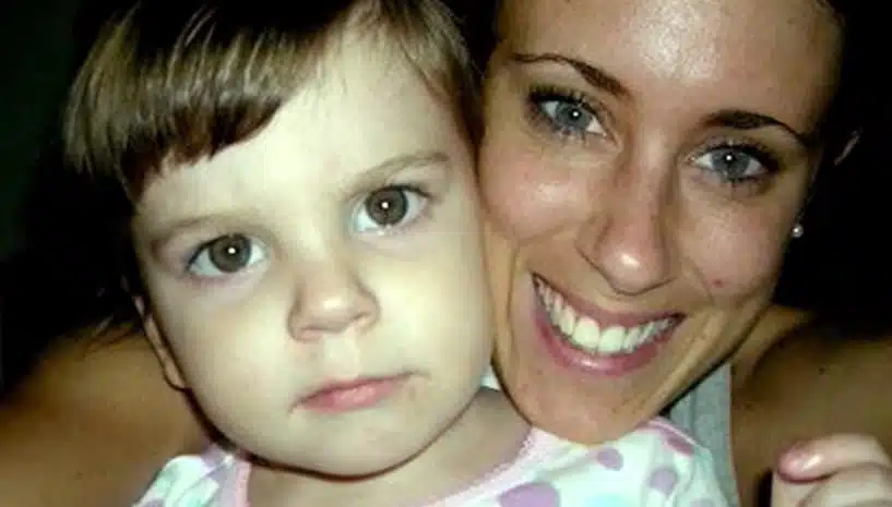 Mãe Casey Anthony com sua filha Caylee