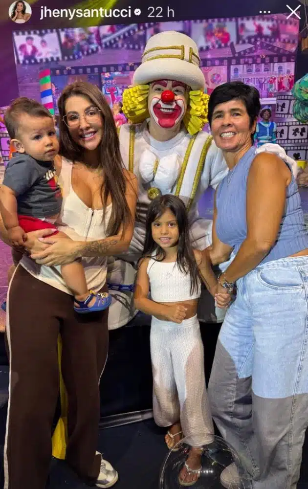 A filha de Maíra Cardi também posou com a madrasta no passeio no circo