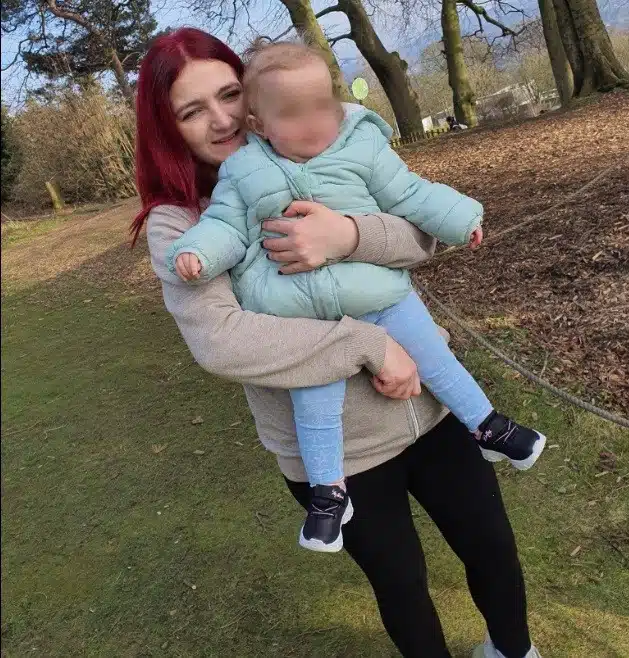 Tressa junto da menina que teve décadas após tudo