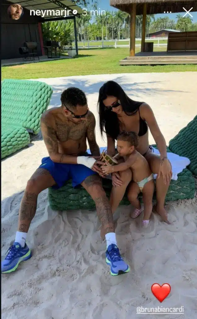 Neymar Jr com Bruna Biancardi e a bebê Mavie