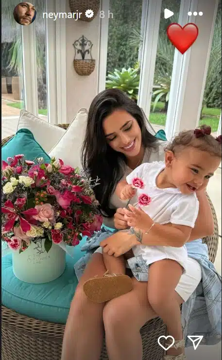 Bruna Biancardi e Mavie com o buquê que Neymar Jr lhes deu