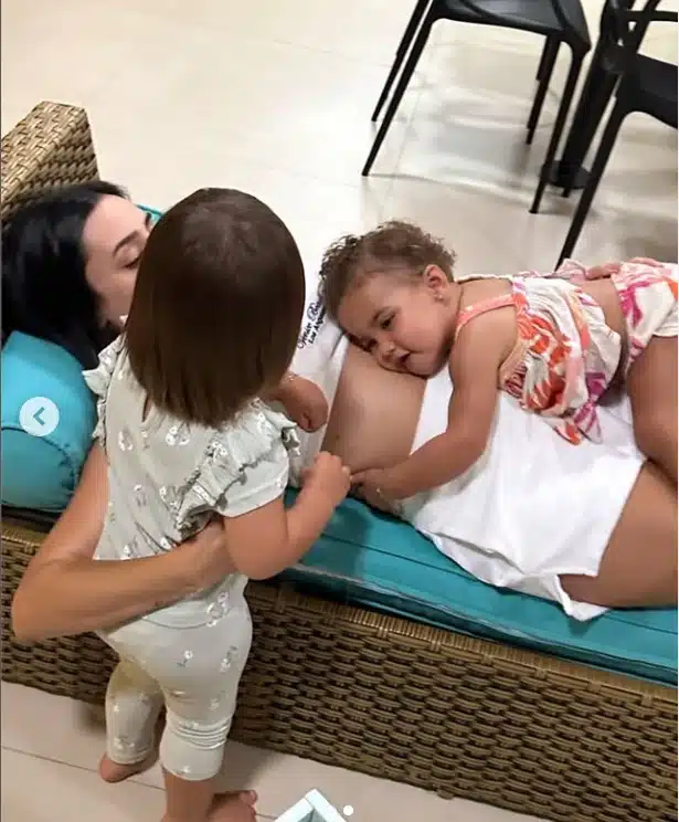 Bruna grávida de Neymar e com a menina Mavie