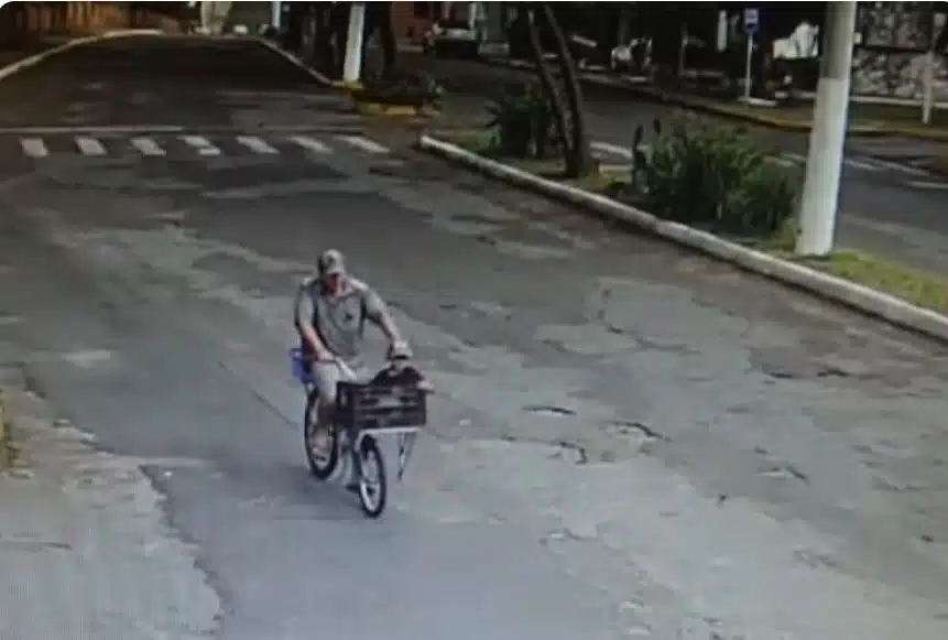 Pai andando na bicicleta com o filho antes do ocorrido