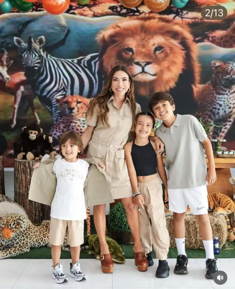 Patrícia Abravanel posa com os filhos na festa de 7 anos da Jane