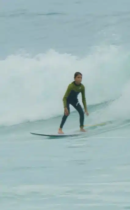 Primogênito de Pedro Scooby surfando no Rio de Janeiro