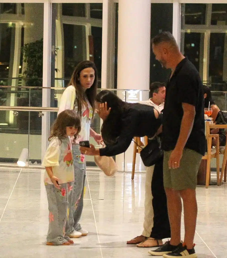 Filha de Rafael Vitti e Tatá Werneck com sua fã