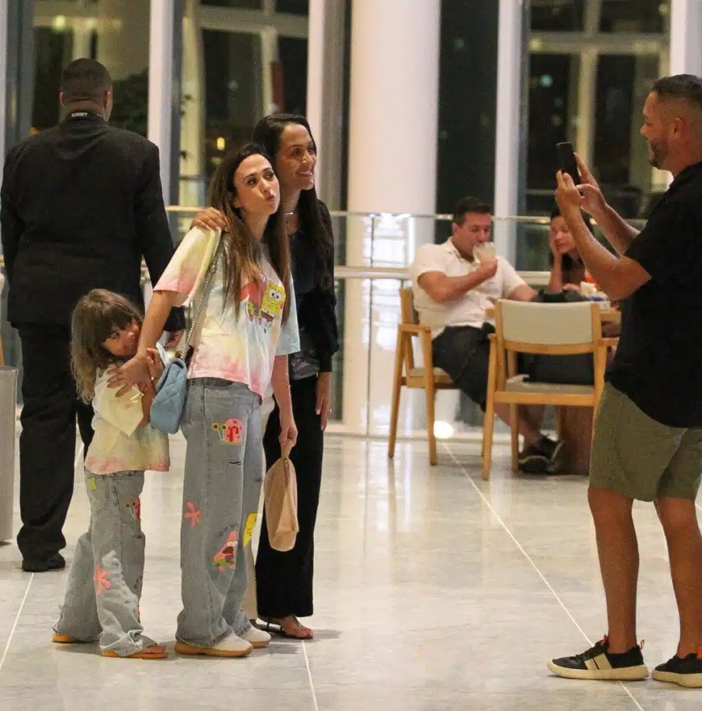 Filha de Rafael Vitti e Tatá Werneck aolado da fã