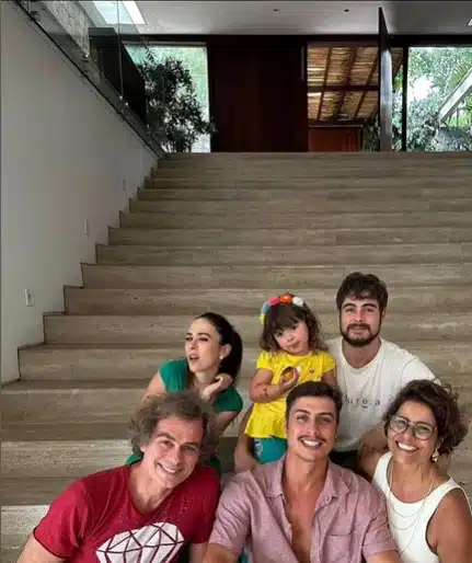Rafael Vitti e Tatá Werneck com sua filha