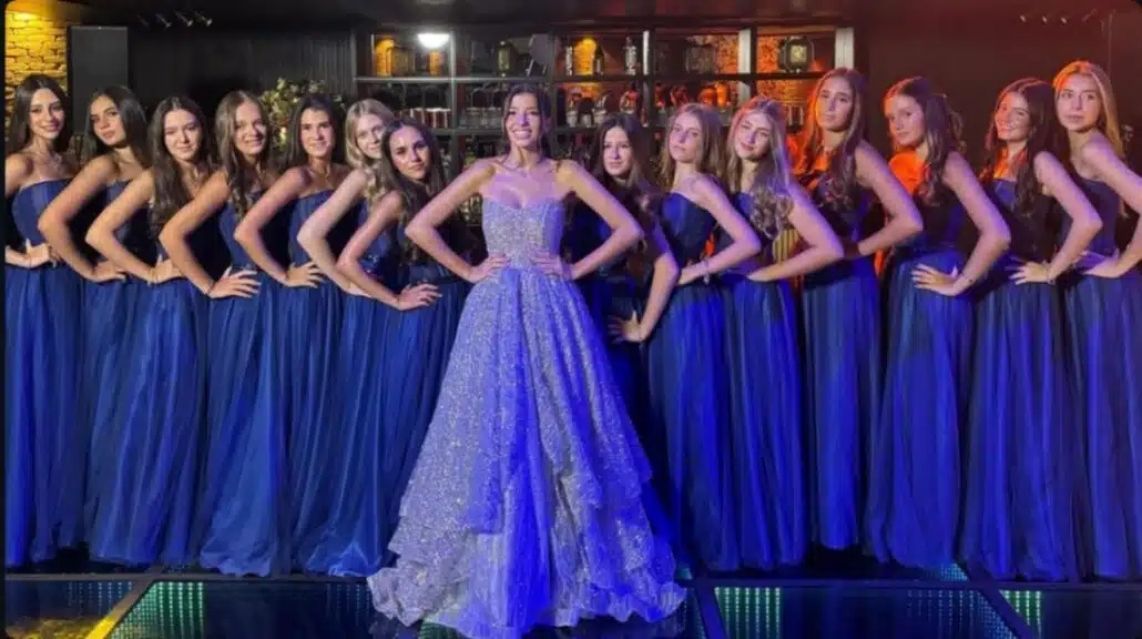 Rafaella Justus junto com as outras damas do baile de 15 anos