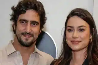 Renato Góes e Thaila Ayala surgem com seus filhos e se declaram para a babá deles