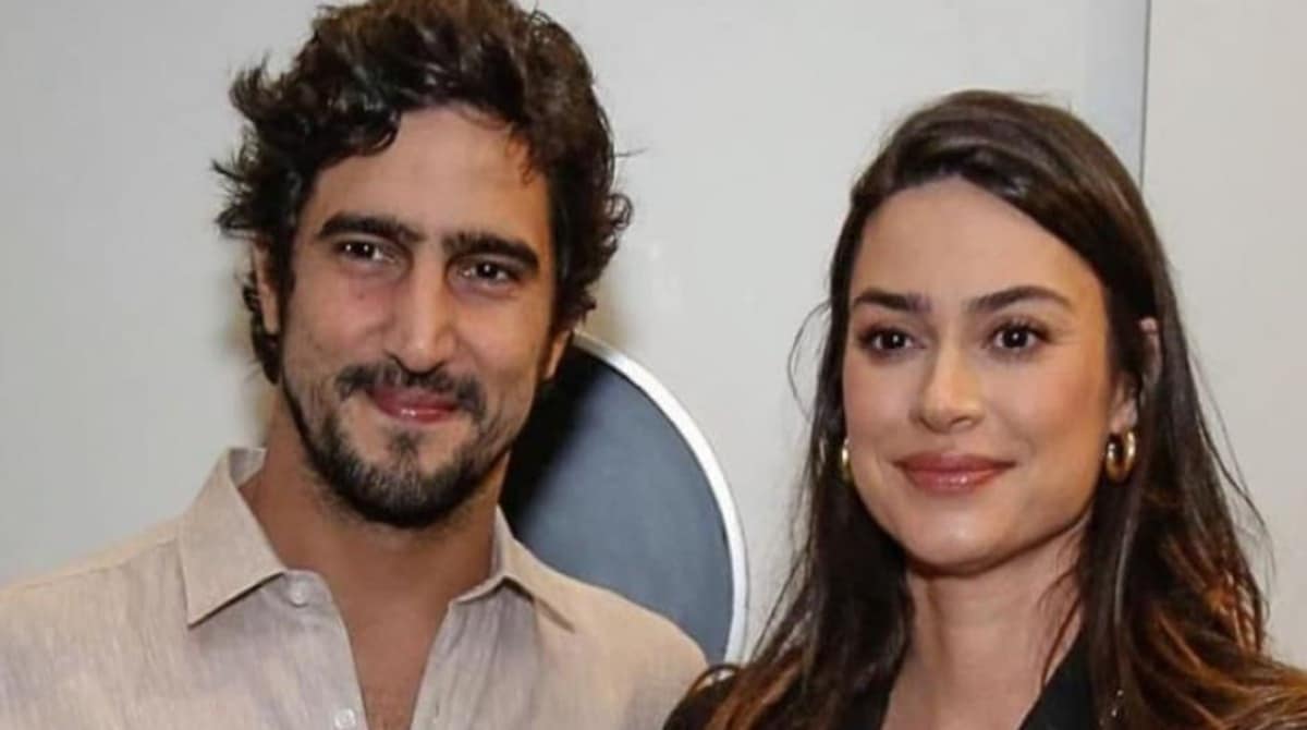 Renato Góes e Thaila Ayala surgem com seus filhos e se declaram para a babá deles