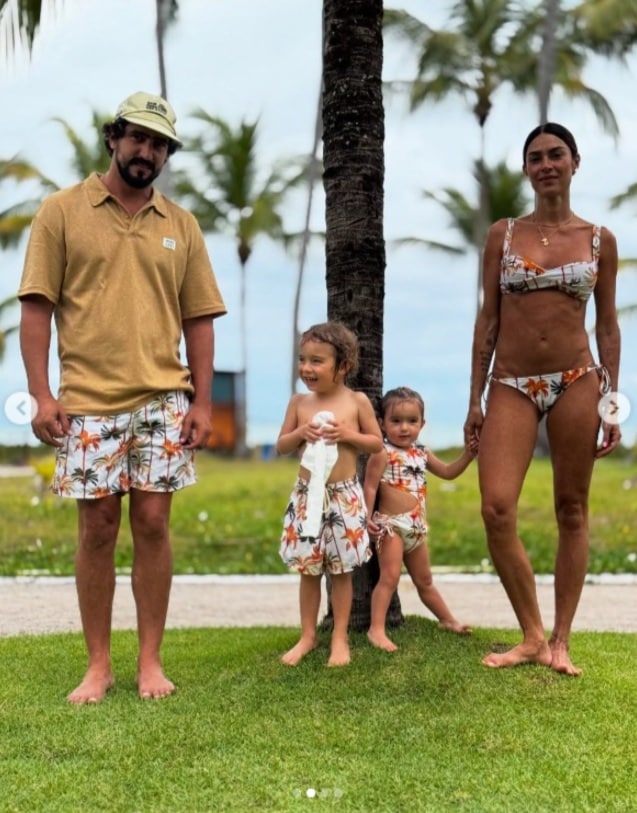 Renato Góes e Thaila Ayla posam junto com os filhos usando roupa de praia iguais e imperssionam 