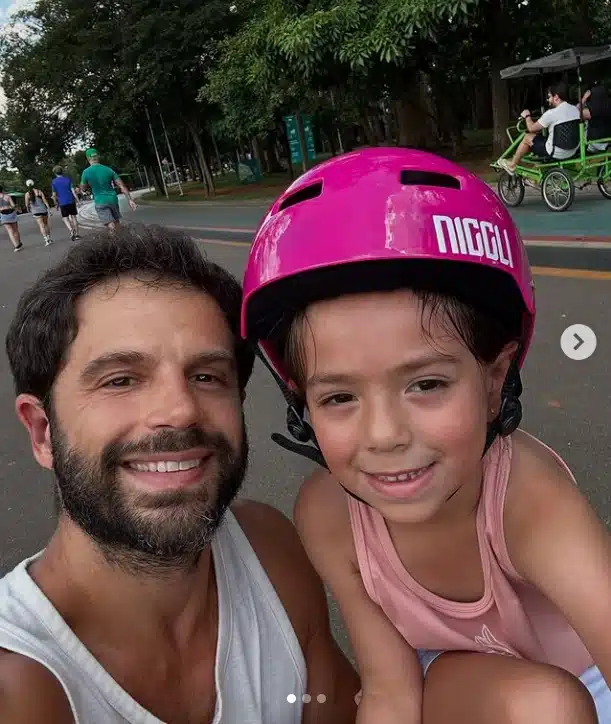 Duda Nagle em parque com a filha com Sabrina Sato