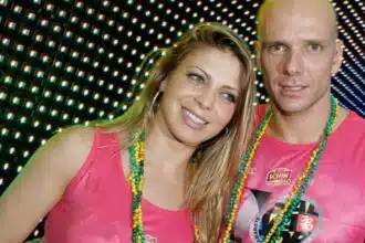 Sheila Mello posou com o ex-marido, a atual dele e a filha