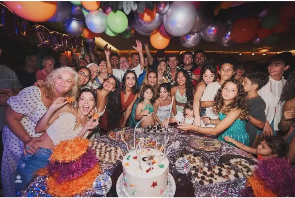 Rafael Vitti e sua filha com Tatá Werneck posam com alguns dos convidados da festa