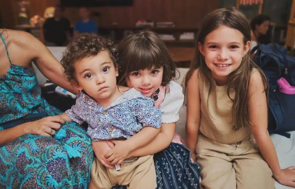 Clara Maria, filha de Tatá Werneck e Vitti, posa com bebê de Sterblitch no colo e com a primogênita de Michel Teló
