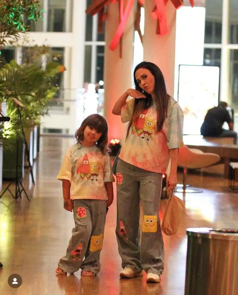 Clara e Tatá Werneck usam looks iguais em passeio no shopping