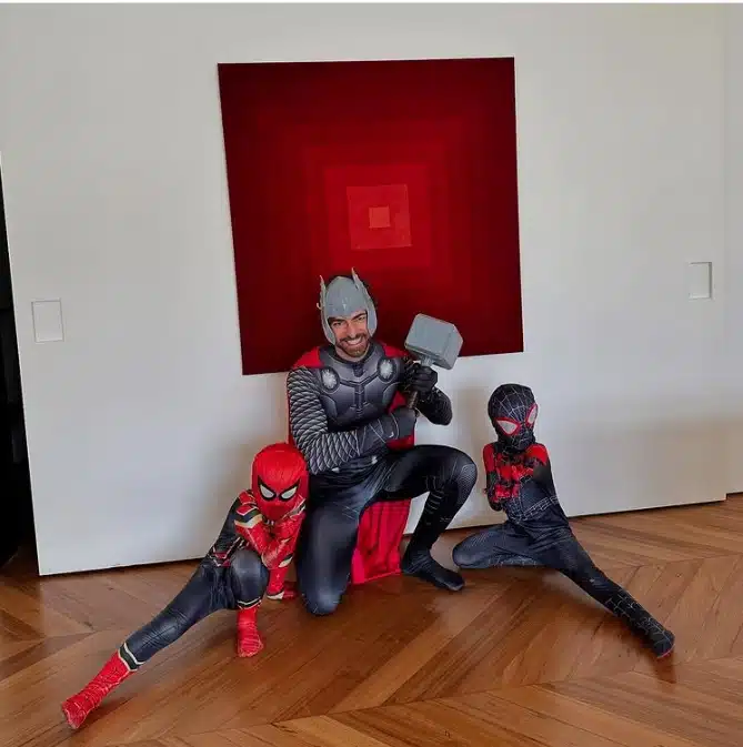 Thales Bretas posa com seus filhos com Paulo Gustavo fantasiados de super-heróis e impressionam 