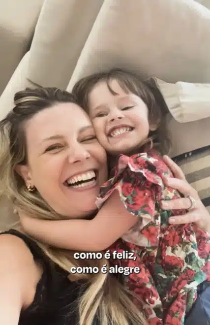 Daiana Garbin com a filha Lua, fruto do casamento com Tiago Leifert