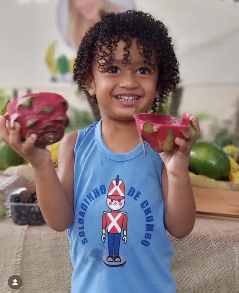 Joaquim, filho de Viviane Araújo, na feira da escola