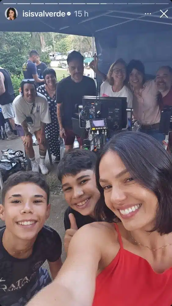 Isis Valverde posa com filhos de Wanessa Camargo em set de filmagens