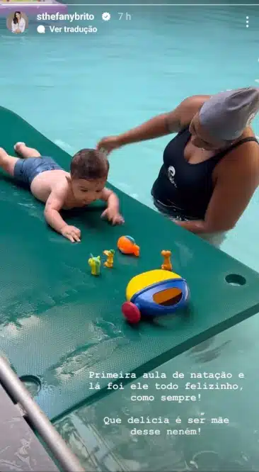 Filho caçula de Sthefany Brito surge na sua primeira aula de natação e impressiona 