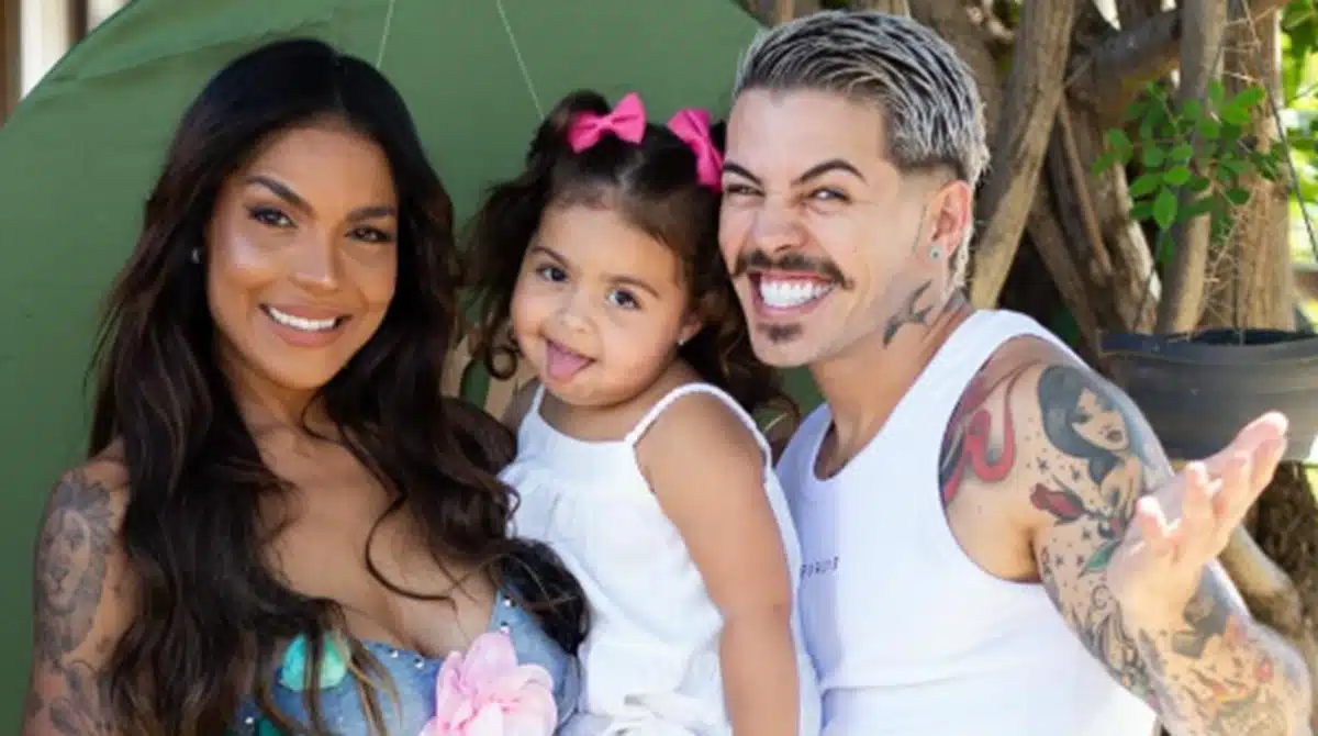 Tays Reis e Mc Biel levam a filha para o trabalho deles