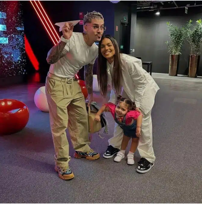 Tays Reis e Biel surgem com sua filha em seu trabalho e impressionam 