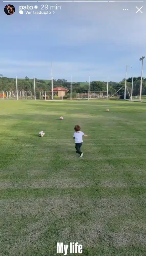 Benjamin, filho de Alexandre Pato, batendo bola 