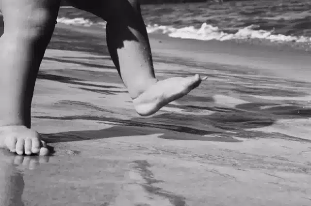 Amanda Kimberlly exibindo a filha na praia