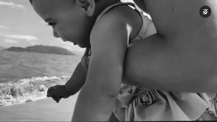 Amanda Kimberlly exibindo a filha no mar pela primeira vez