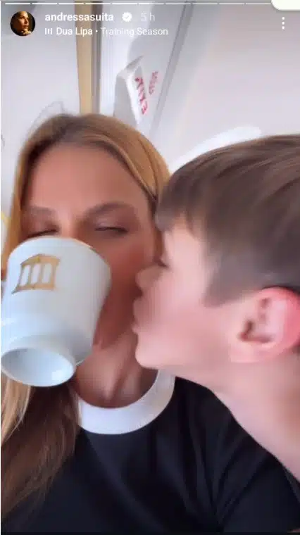Andressa Suita posa com seu filho na mansão e recebe carinho dele e surpreende 