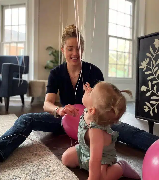 A atriz Amber Heard junto com a sua bebê