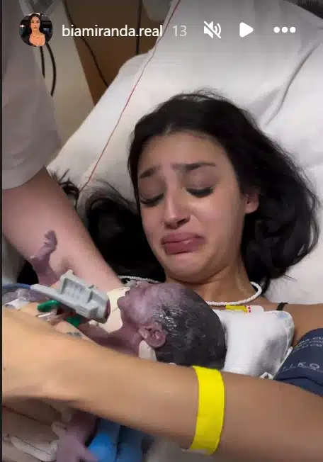 Bia Miranda com a sua bebê recém-nascida