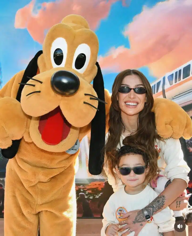 Bianca Andrade mostra o filho pela 1ª vez na Disney