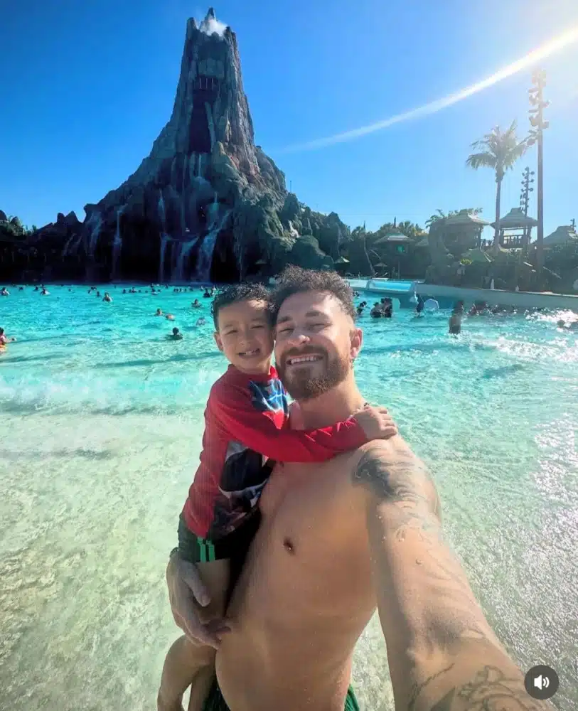 Cris, filho de Bianca Andrade e Fred, também visitou os parques aquáticos da região