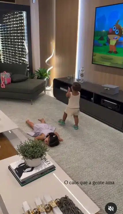 Bruna Biancardi mostrando a filha na mansão da família