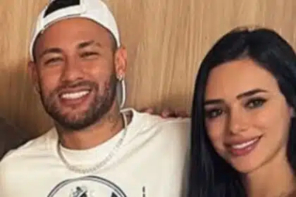 Bruna Biancardi e Neymar exibiram as alianças