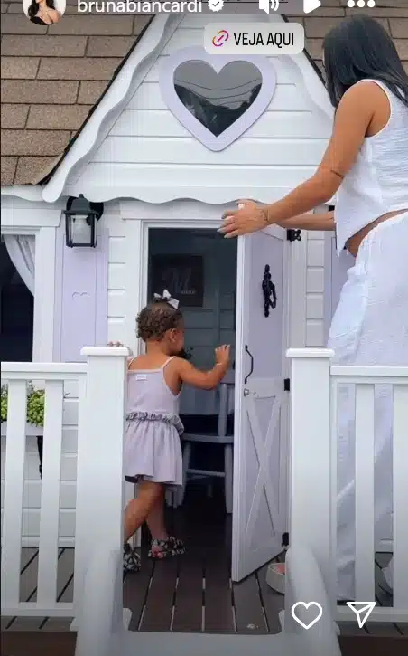Bruna Biancardi com Mavie na casinha de boneca dela