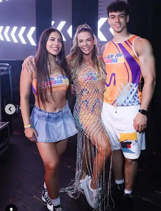 Carla Perez junto de seu filho e sua nora