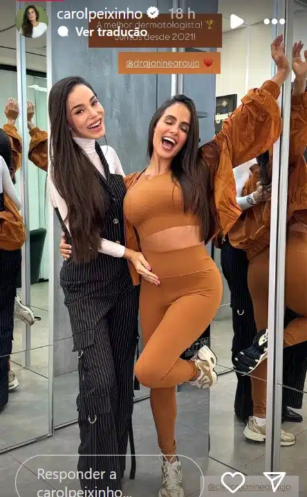 Carol Peixinho grávida e junto de sua médica