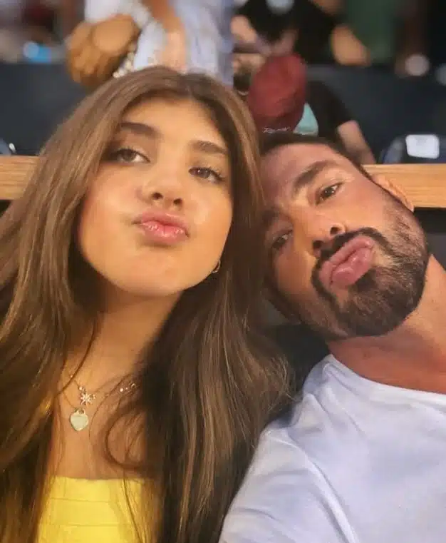 Cauã Reymond com a filha durante torneio de tênis