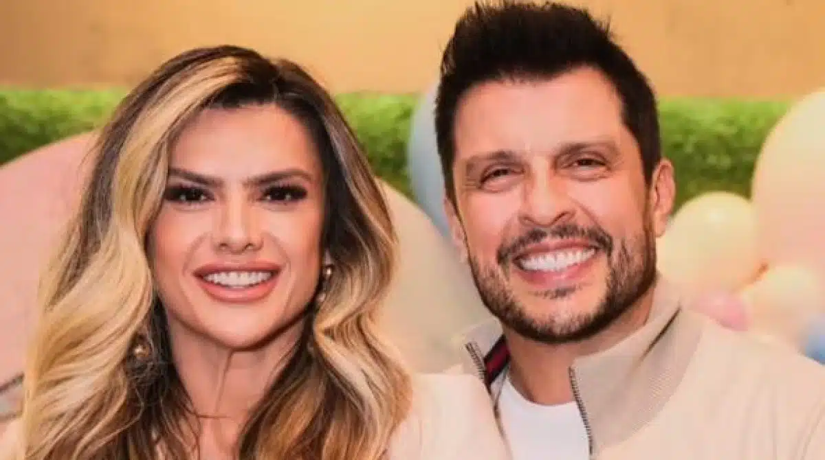 Mirella e Ceará mostram a filha fazendo unha de gel