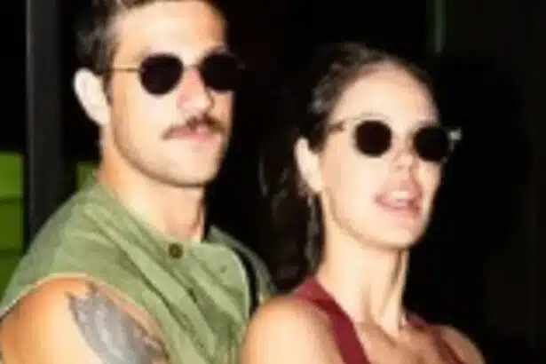Chay Suede posa com seus 3 filhos em meio a viagem a Amazônia e impressiona