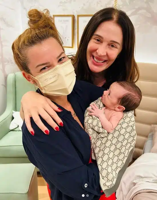 Claudia Raia junto de seu bebê e Fernanda Souza